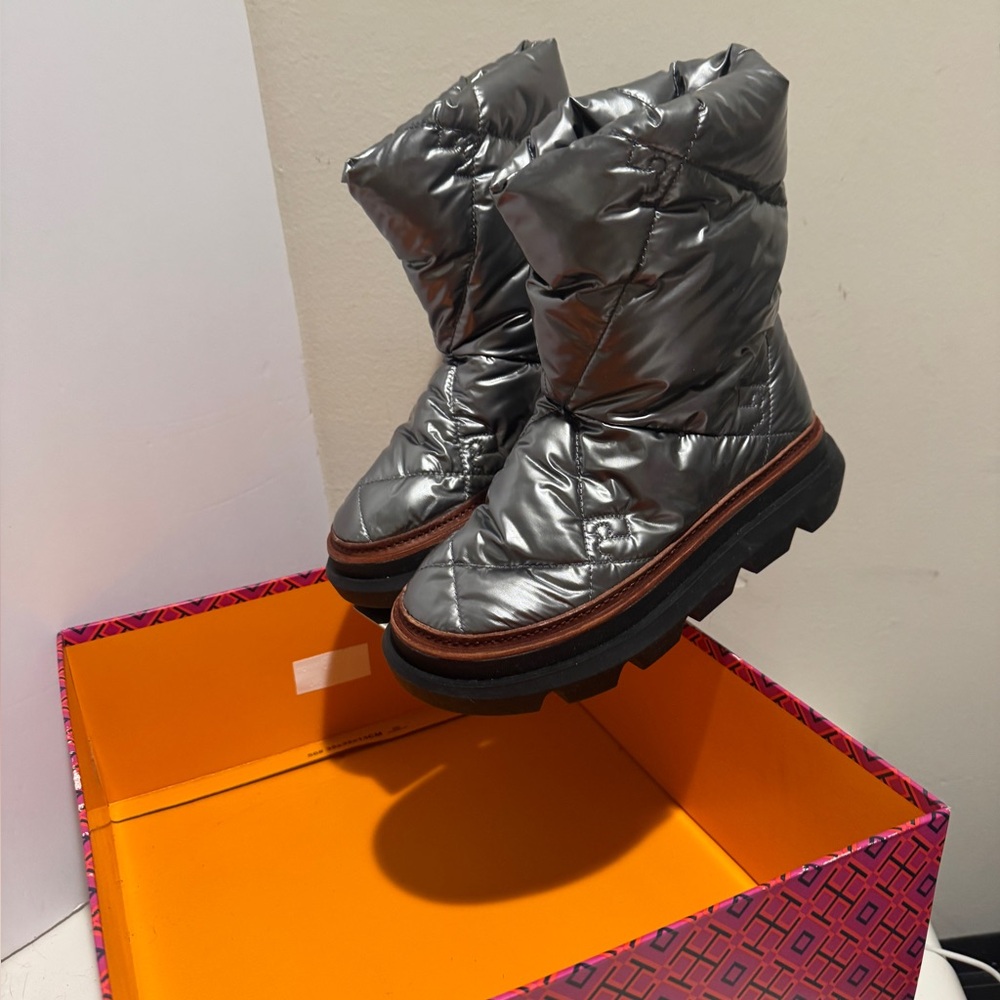 Tory Burch Sleeping Bag Quilted Puffy Platform Sliver Boots Size 5.5 new
